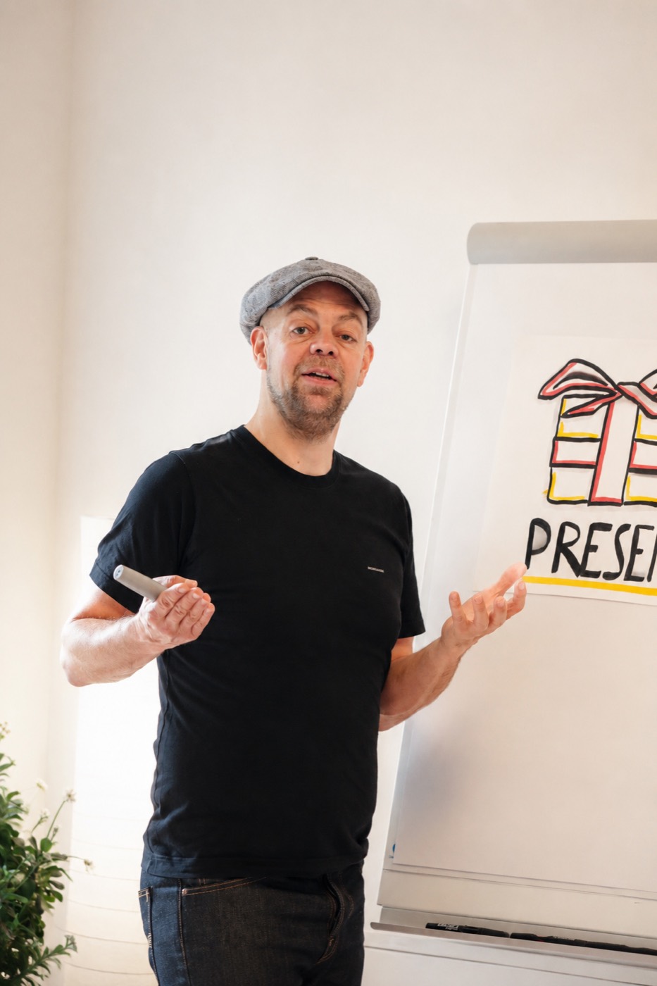 Sven Hönig in einem Workshop, im Gespräch